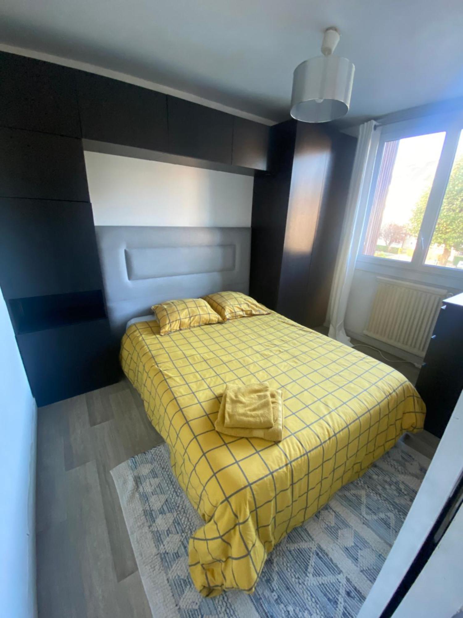 Bel Appartement Spacieux ,Convivial De 3 Chambres Avec Parking Prive Secure Caen Esterno foto