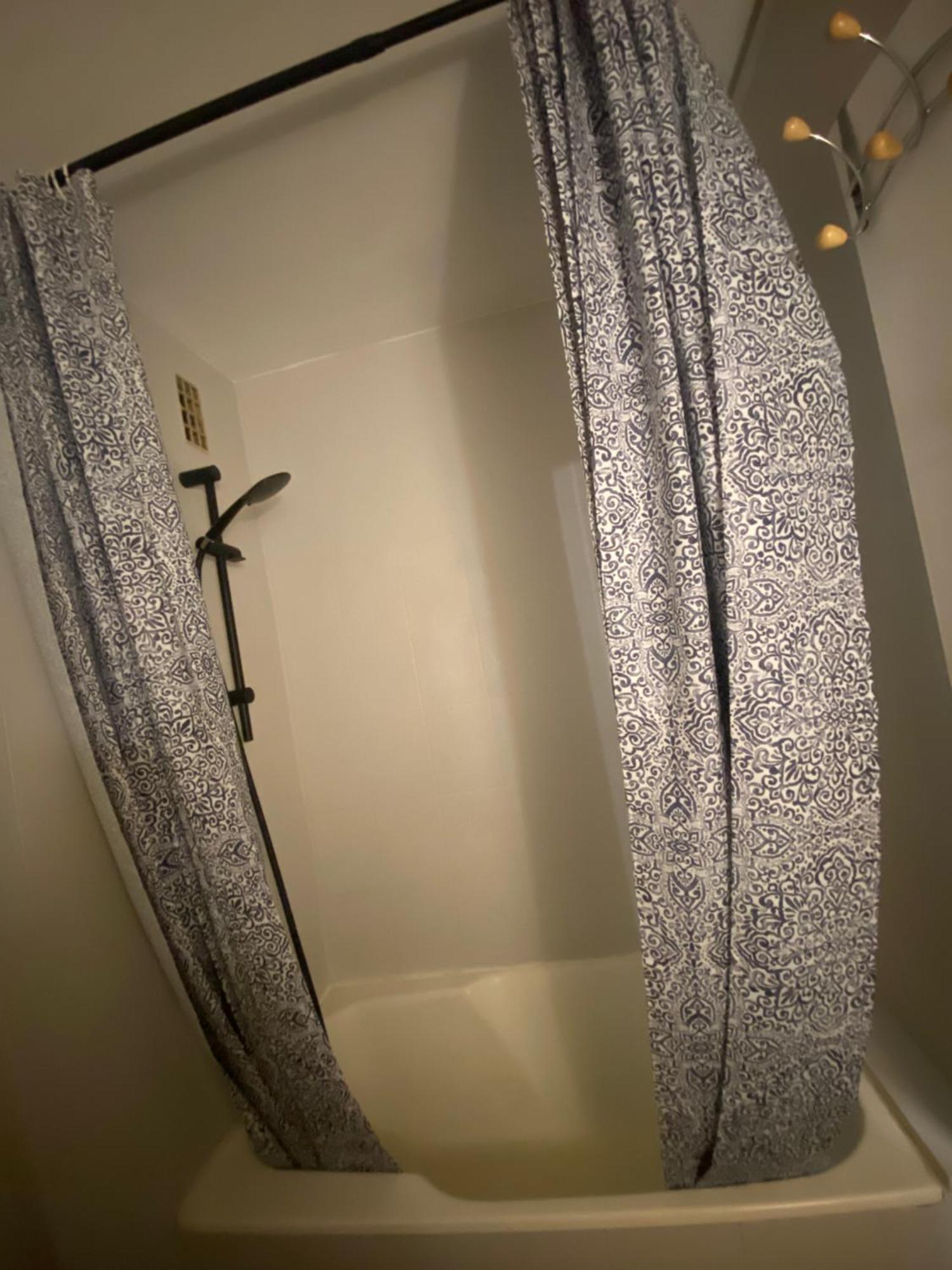 Bel Appartement Spacieux ,Convivial De 3 Chambres Avec Parking Prive Secure Caen Esterno foto