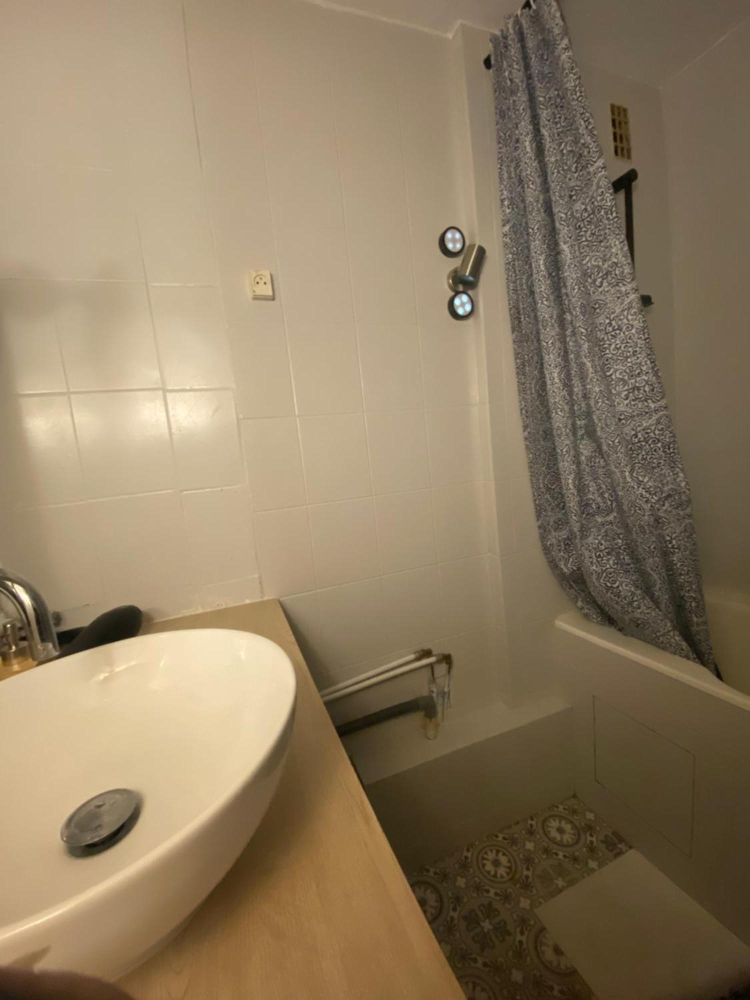 Bel Appartement Spacieux ,Convivial De 3 Chambres Avec Parking Prive Secure Caen Esterno foto