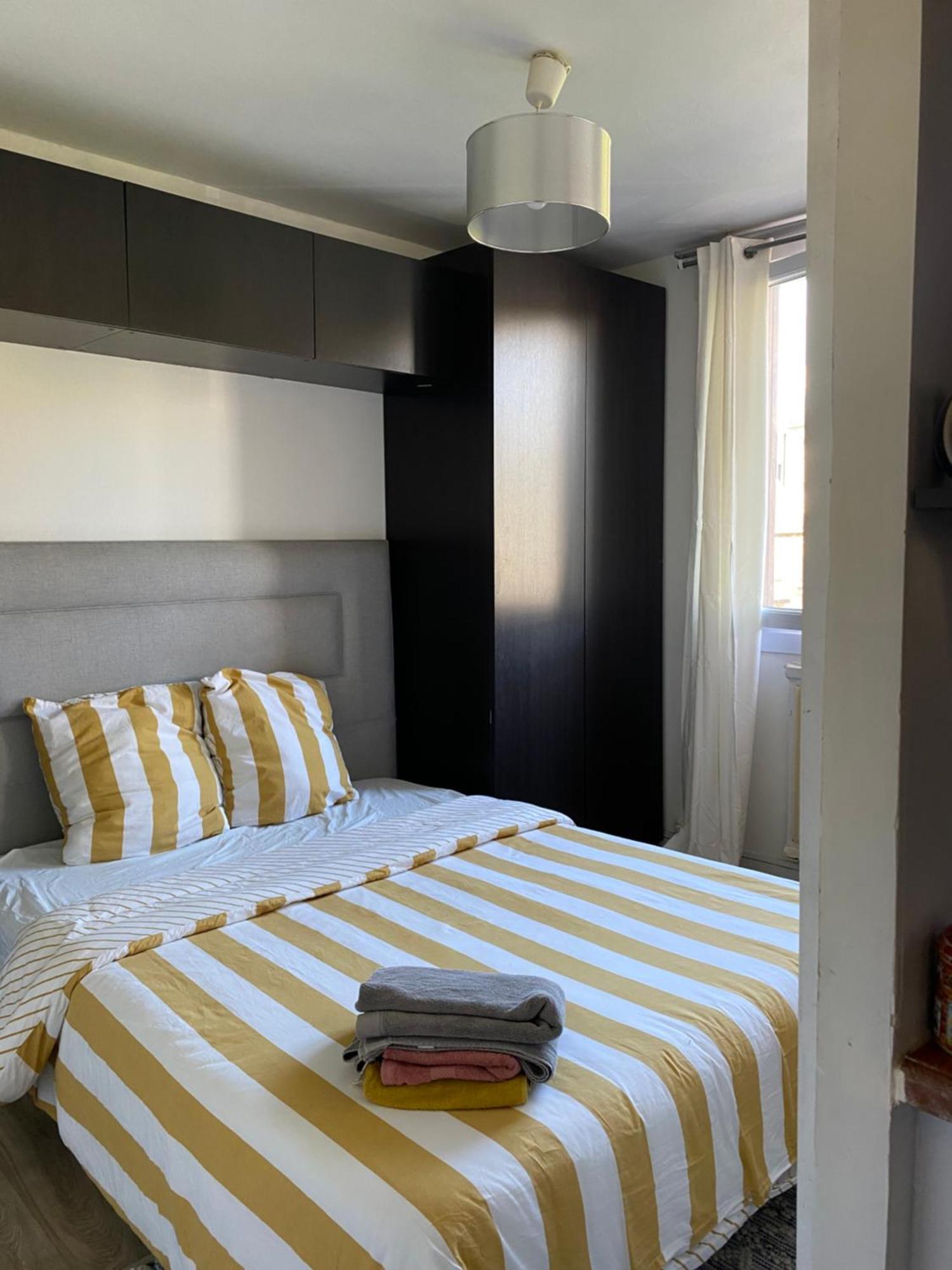 Bel Appartement Spacieux ,Convivial De 3 Chambres Avec Parking Prive Secure Caen Esterno foto