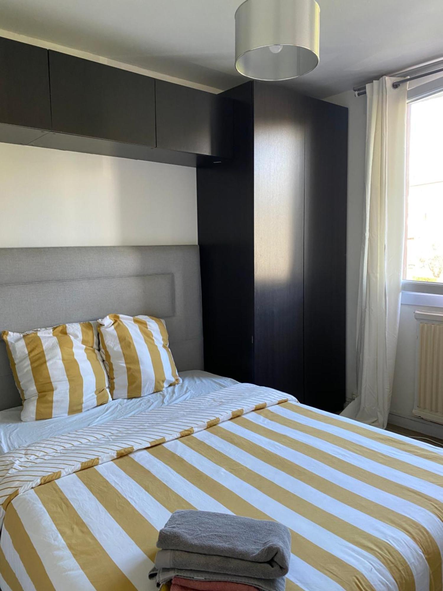 Bel Appartement Spacieux ,Convivial De 3 Chambres Avec Parking Prive Secure Caen Esterno foto