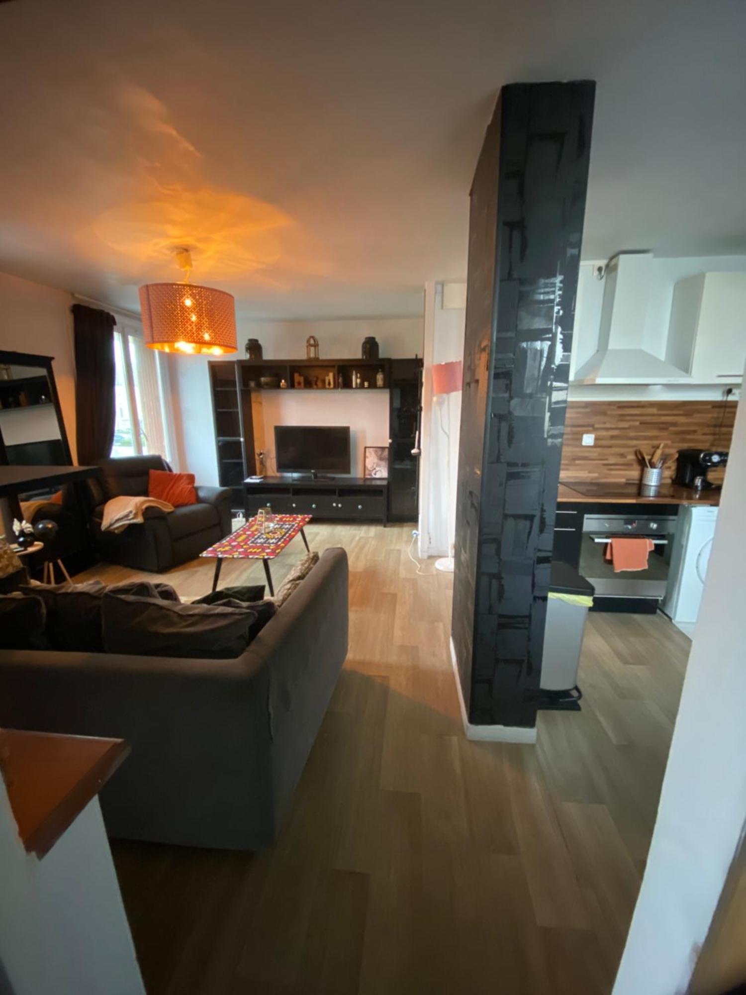 Bel Appartement Spacieux ,Convivial De 3 Chambres Avec Parking Prive Secure Caen Esterno foto