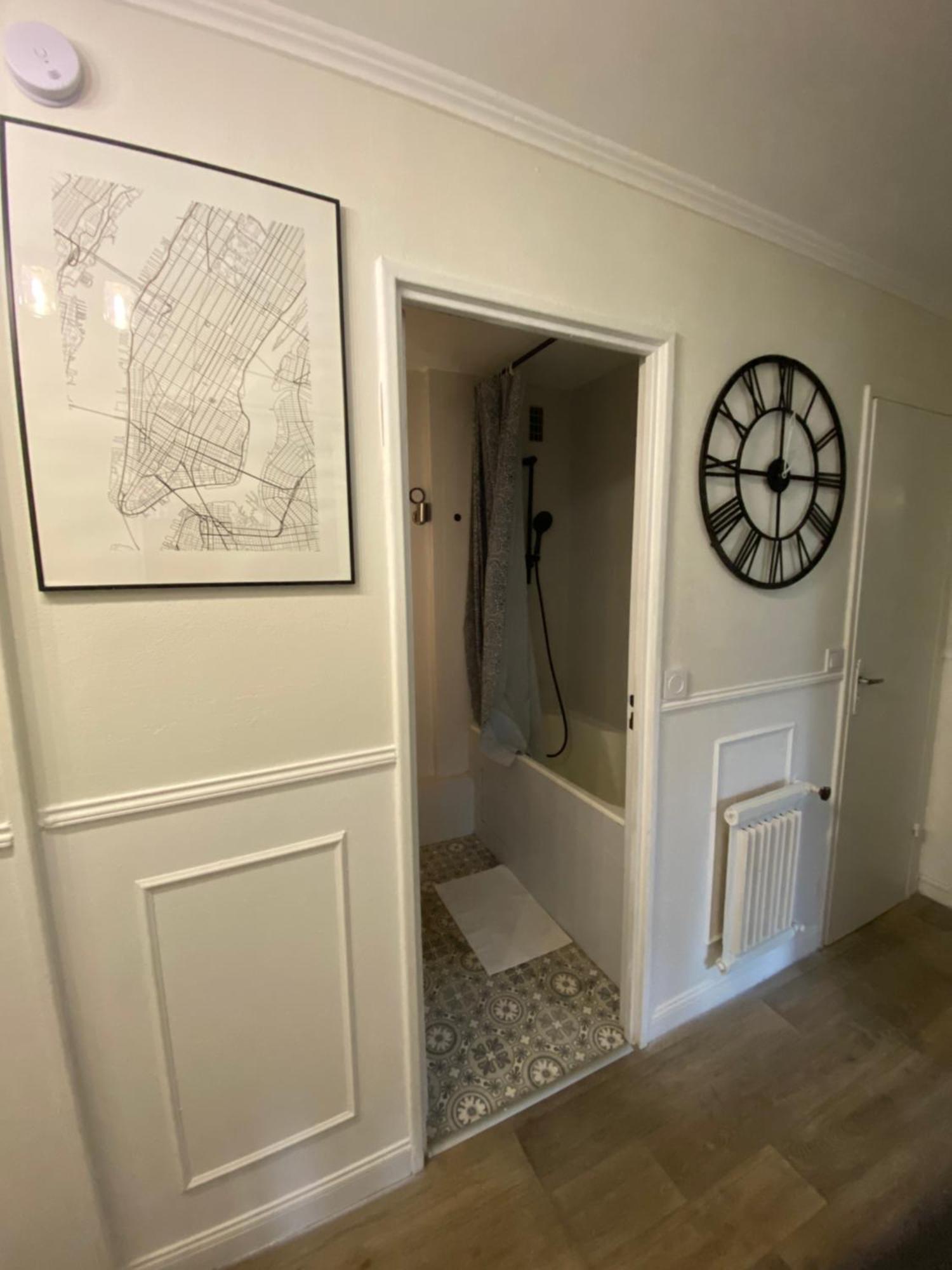 Bel Appartement Spacieux ,Convivial De 3 Chambres Avec Parking Prive Secure Caen Esterno foto