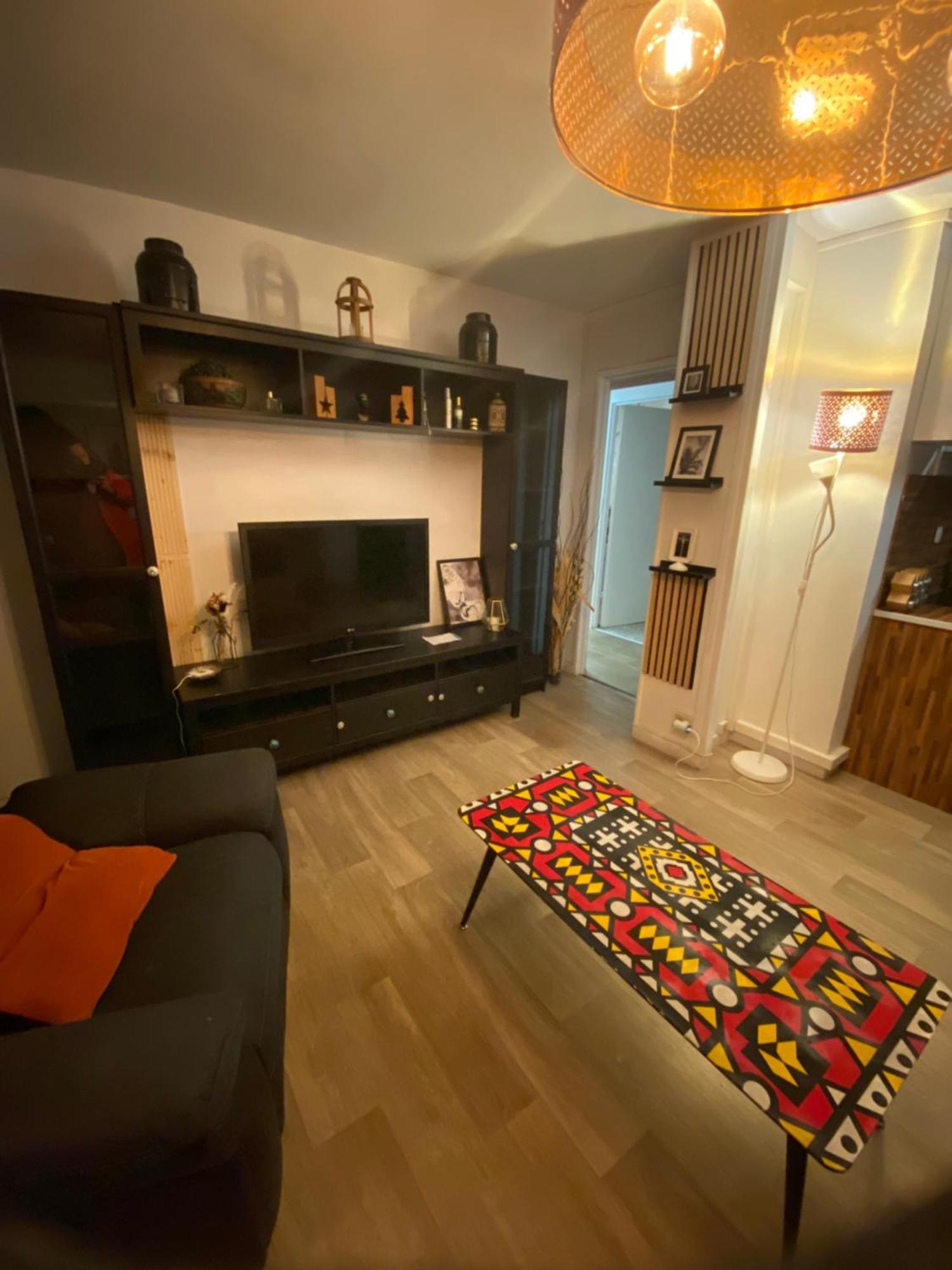 Bel Appartement Spacieux ,Convivial De 3 Chambres Avec Parking Prive Secure Caen Esterno foto