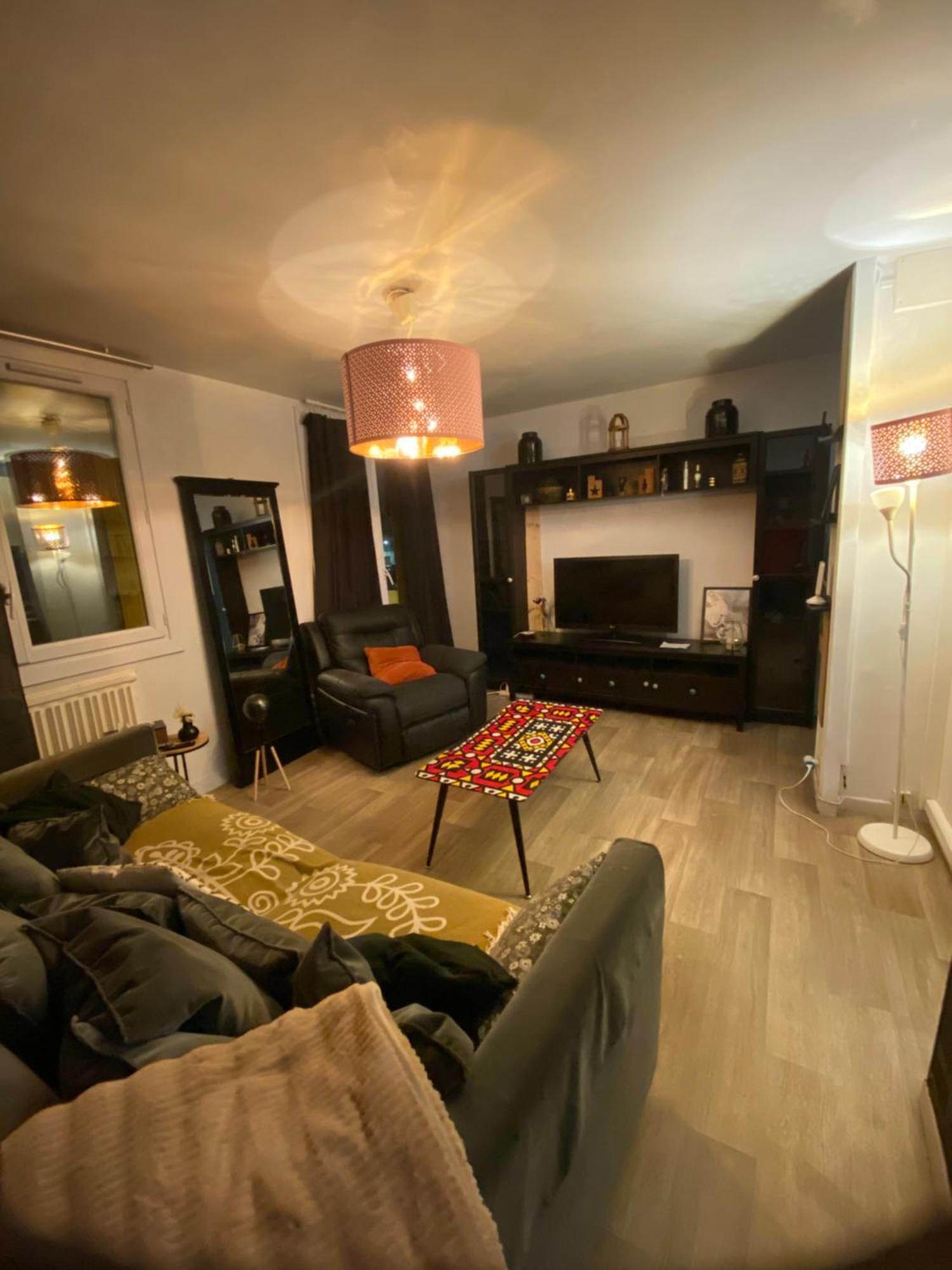 Bel Appartement Spacieux ,Convivial De 3 Chambres Avec Parking Prive Secure Caen Esterno foto