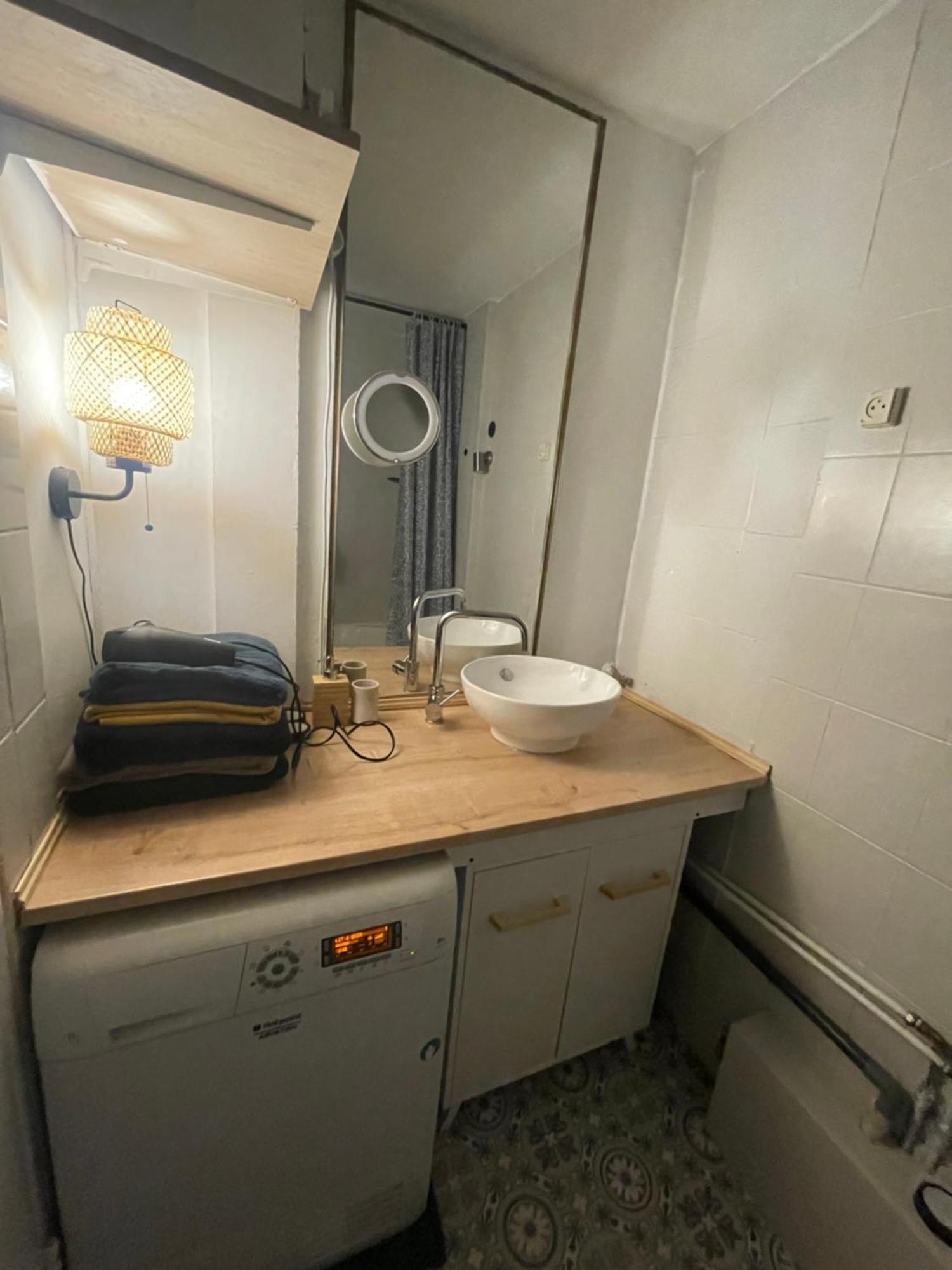 Bel Appartement Spacieux ,Convivial De 3 Chambres Avec Parking Prive Secure Caen Esterno foto
